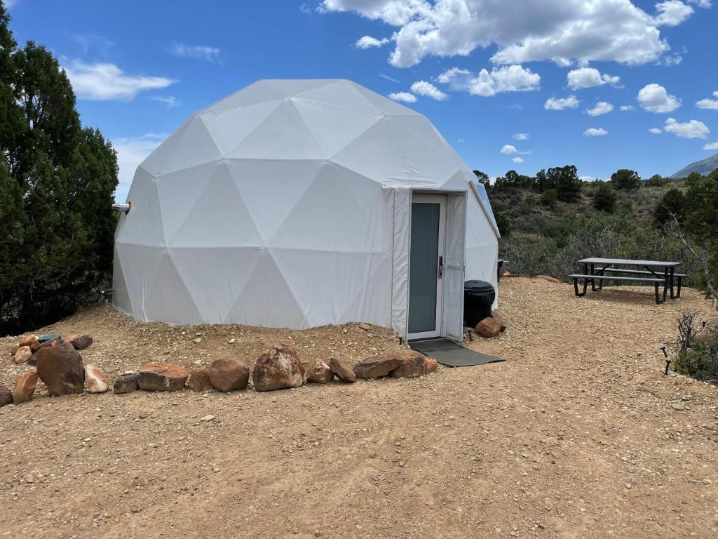 Canyon Rim Domes - A Luxury Glamping Experience!! Монтичелло Экстерьер фото